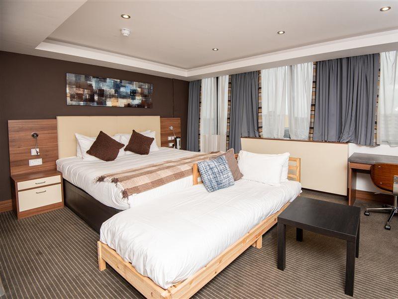Livin' Serviced Apartments Уотфорд Екстериор снимка