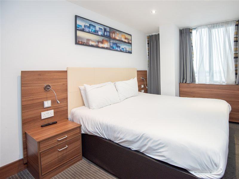 Livin' Serviced Apartments Уотфорд Екстериор снимка