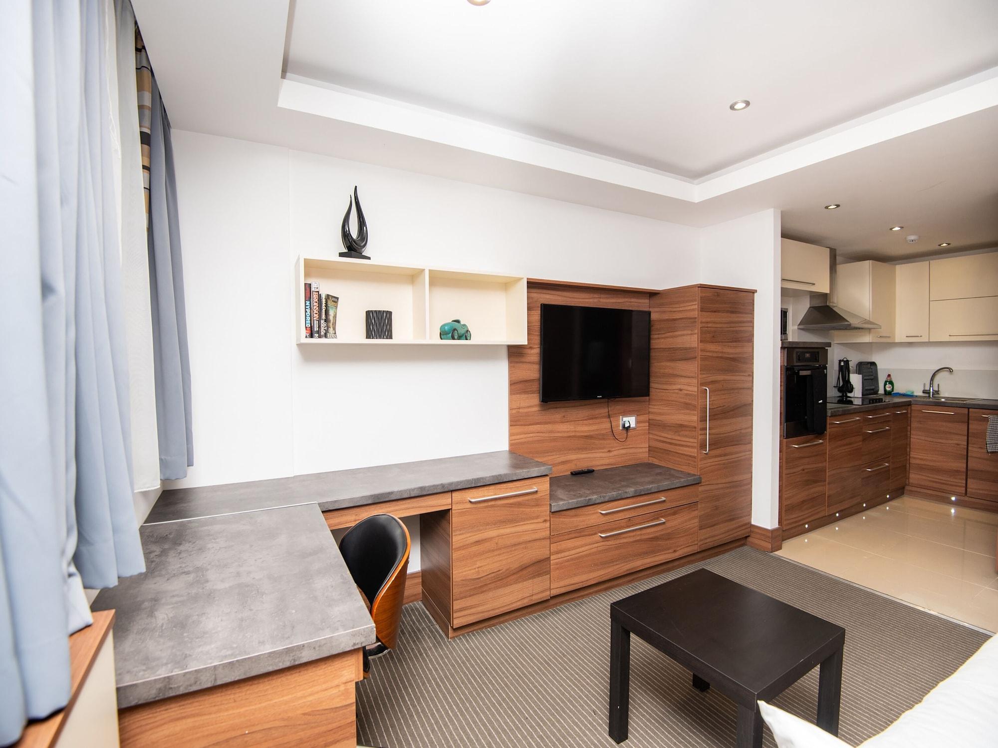 Livin' Serviced Apartments Уотфорд Екстериор снимка