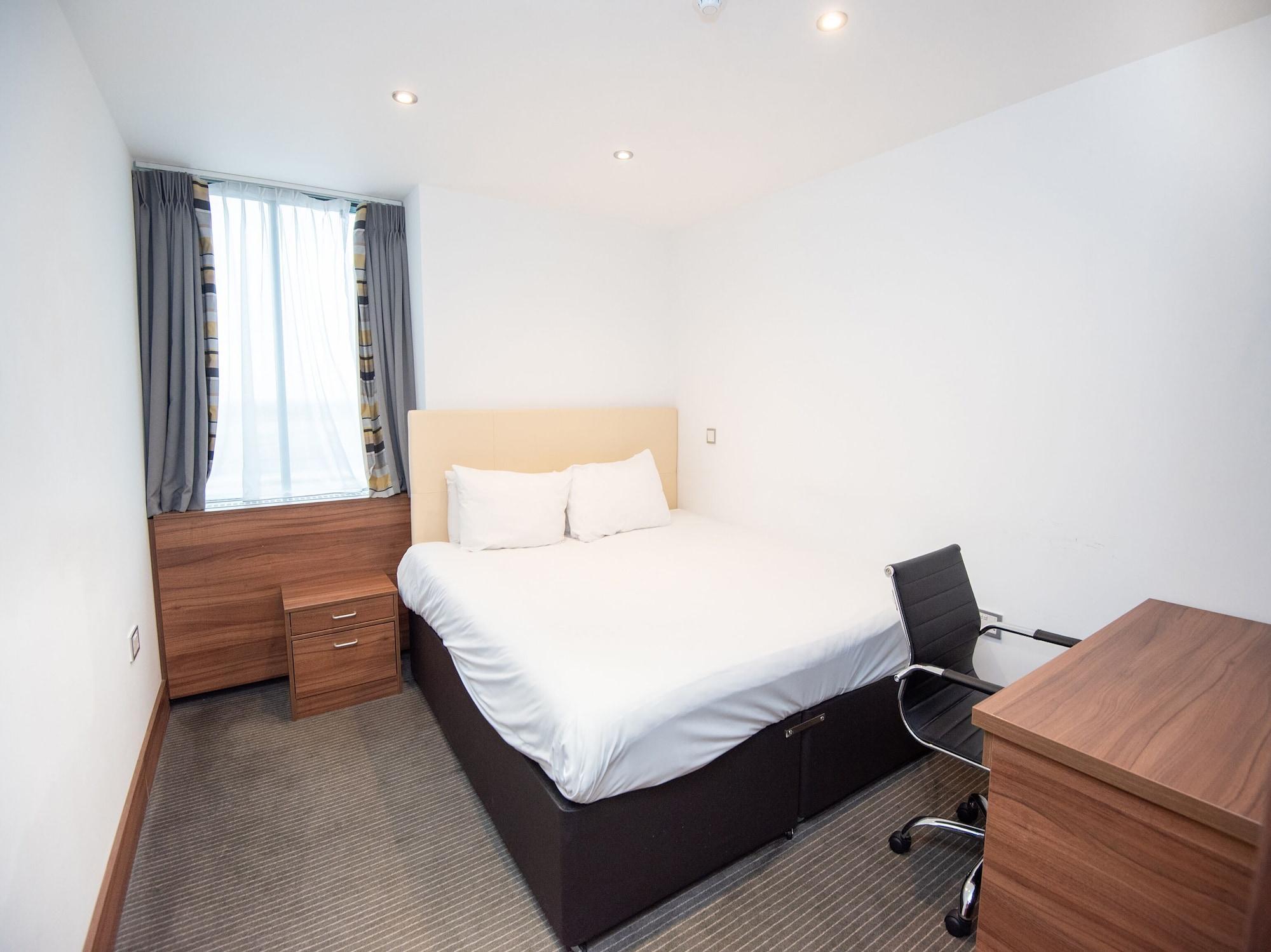 Livin' Serviced Apartments Уотфорд Екстериор снимка