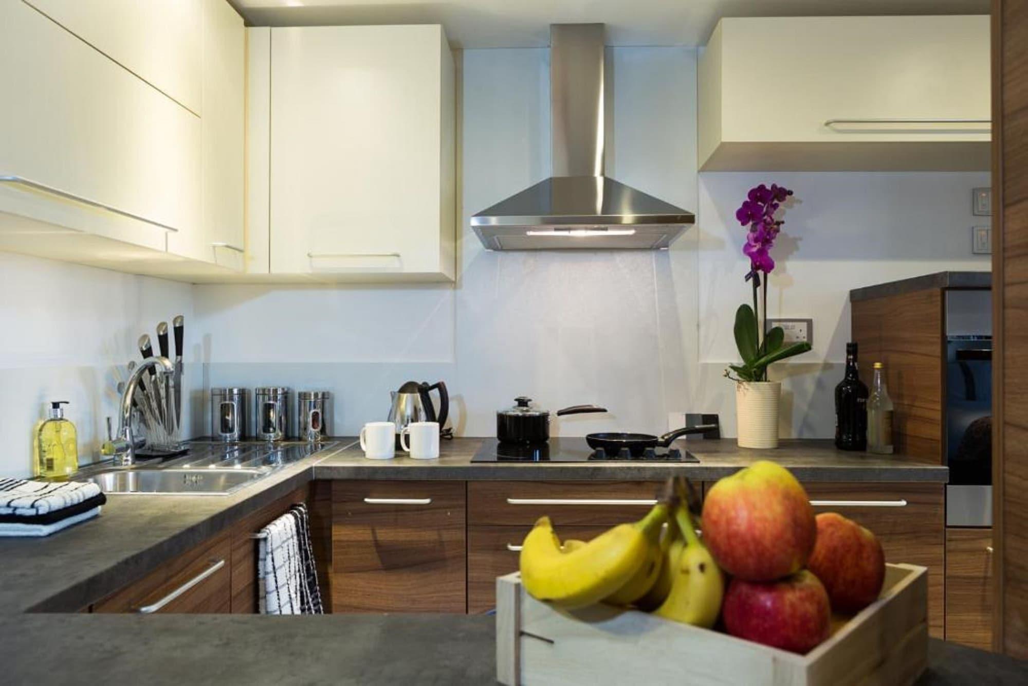 Livin' Serviced Apartments Уотфорд Екстериор снимка