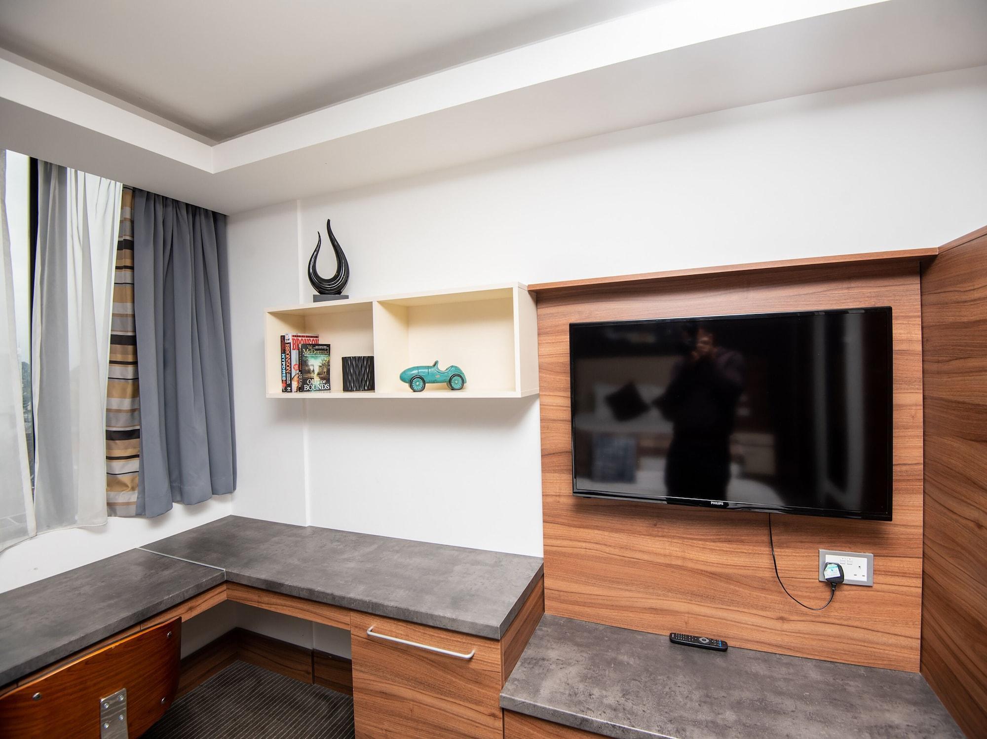 Livin' Serviced Apartments Уотфорд Екстериор снимка