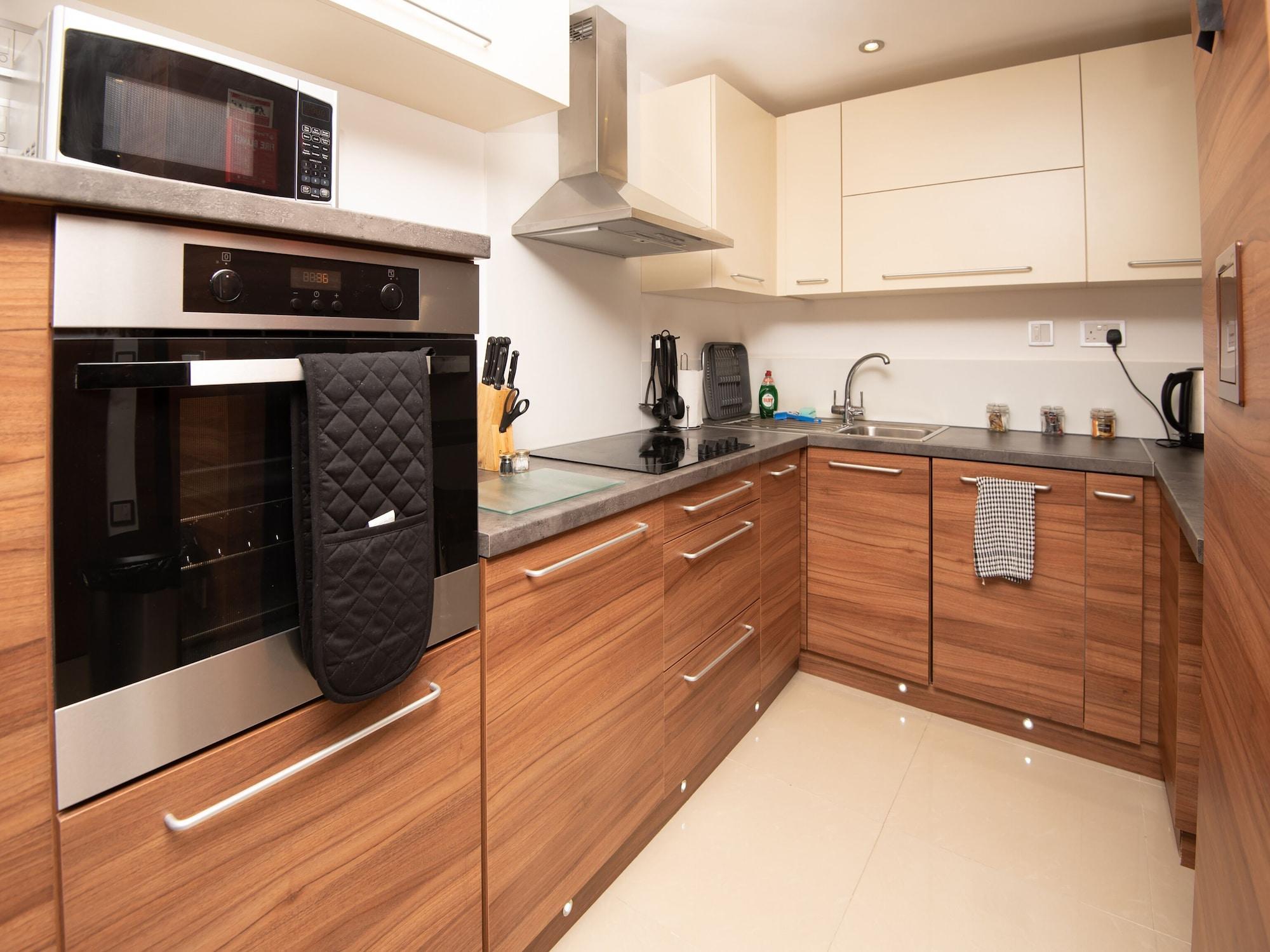 Livin' Serviced Apartments Уотфорд Екстериор снимка