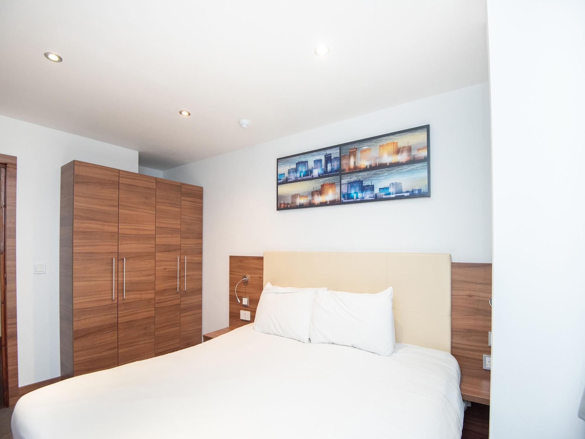 Livin' Serviced Apartments Уотфорд Екстериор снимка