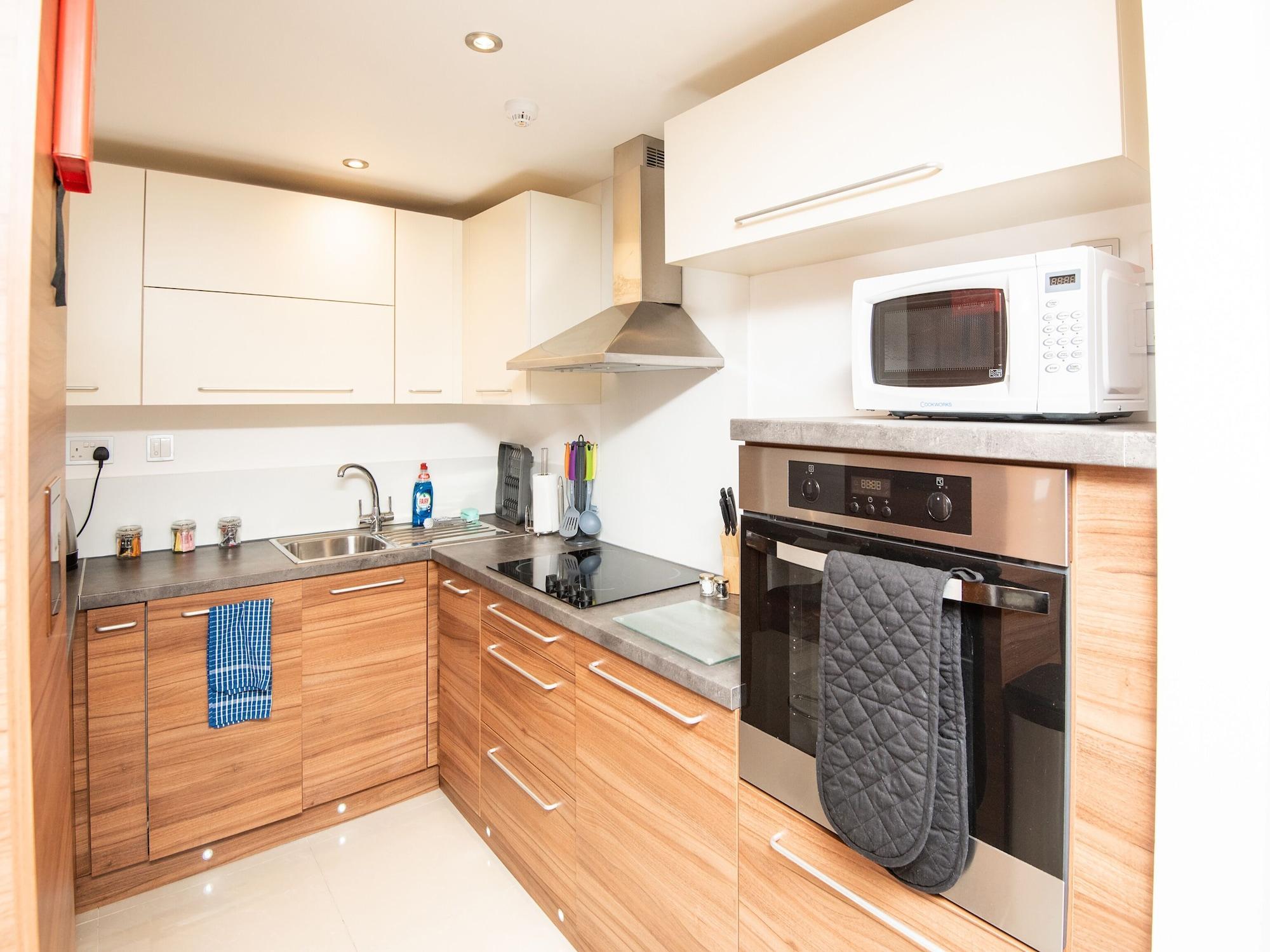 Livin' Serviced Apartments Уотфорд Екстериор снимка