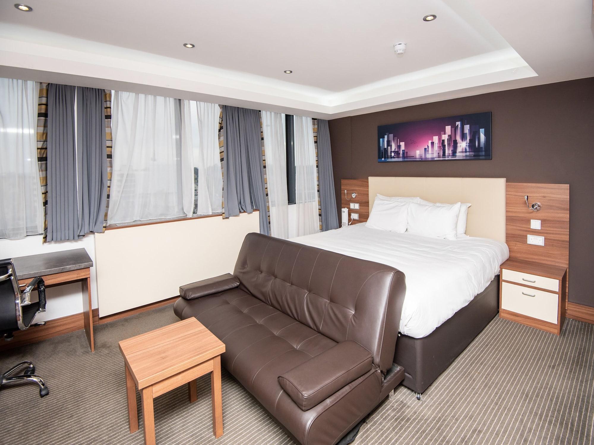 Livin' Serviced Apartments Уотфорд Екстериор снимка