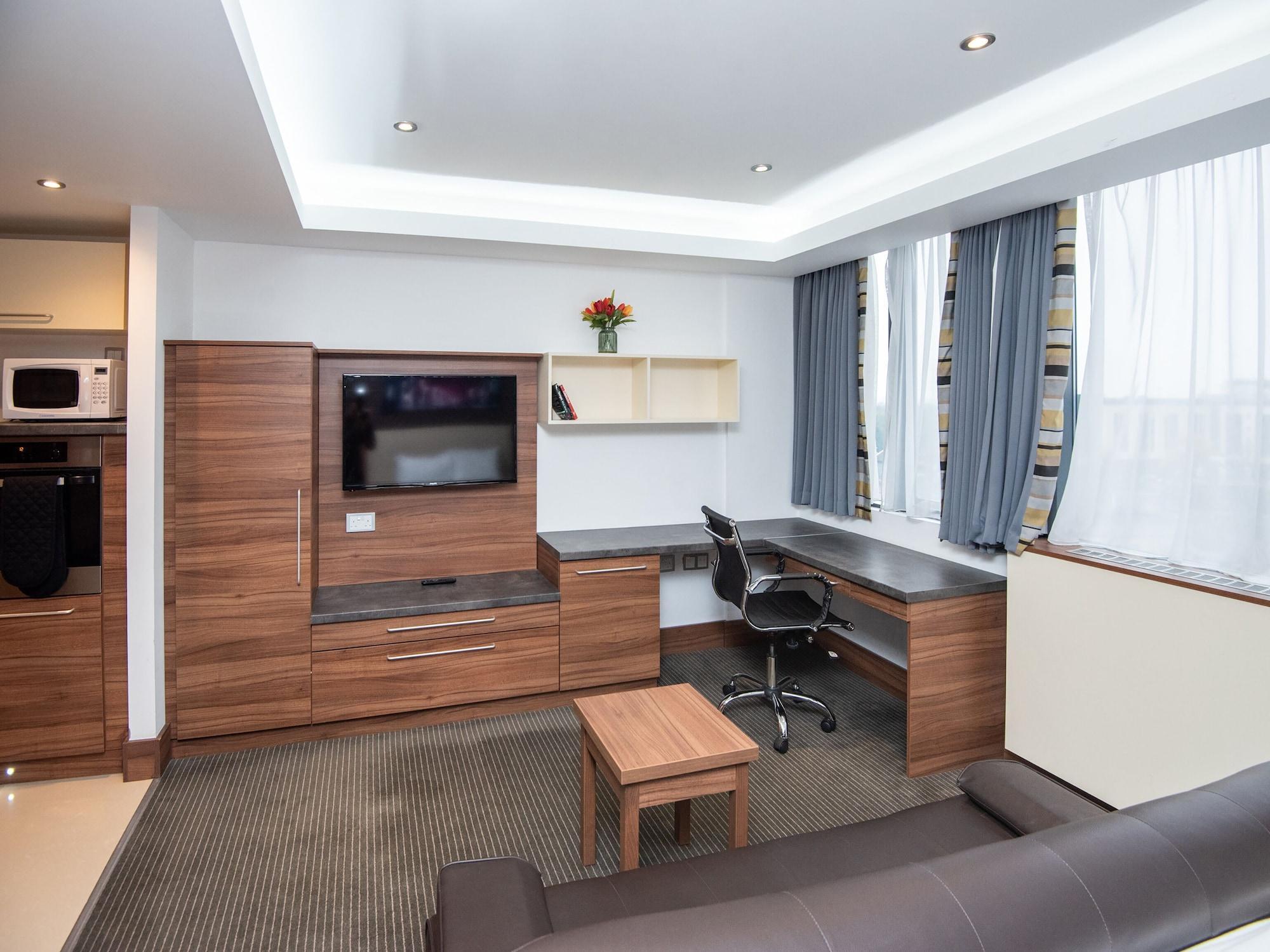 Livin' Serviced Apartments Уотфорд Екстериор снимка